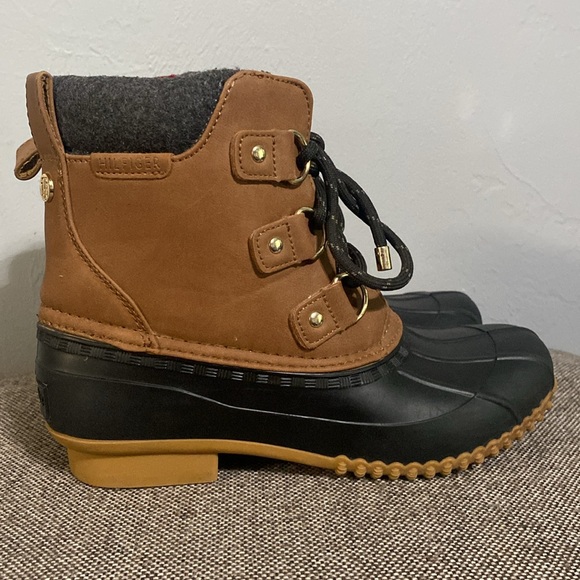 Tommy Hilfiger Women’s DuckBoot, size 6M - Picture 2 of 12